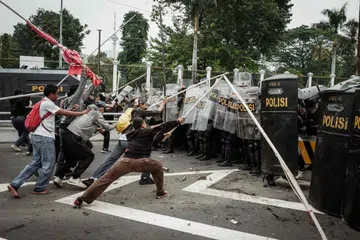 rusuhan, Indonesia, gaji anggota Parlimen