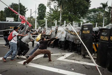 rusuhan, Indonesia, gaji anggota Parlimen