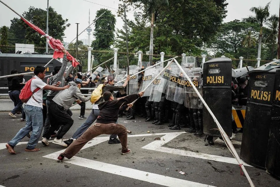 rusuhan, Indonesia, gaji anggota Parlimen