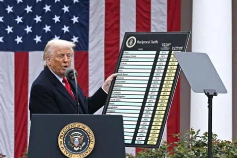 Presiden Amerika Syarikat Encik  Donald Trump menyampaikan ucapan mengenai tarif timbal balik semasa acara di Rumah Putih di Washington, DC, pada 2 April. 