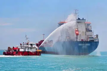 Tiga kapal bomba dan penyelamat marin Pasukan Pertahanan Awam Singapura (SCDF), serta kira-kira 30 pakar memadam kebakaran daripada Balai Bomba Marin Brani dan West Coast dikerahkan untuk memadamkan kebakaran di sebuah kapal di Selat Johor Timur.
