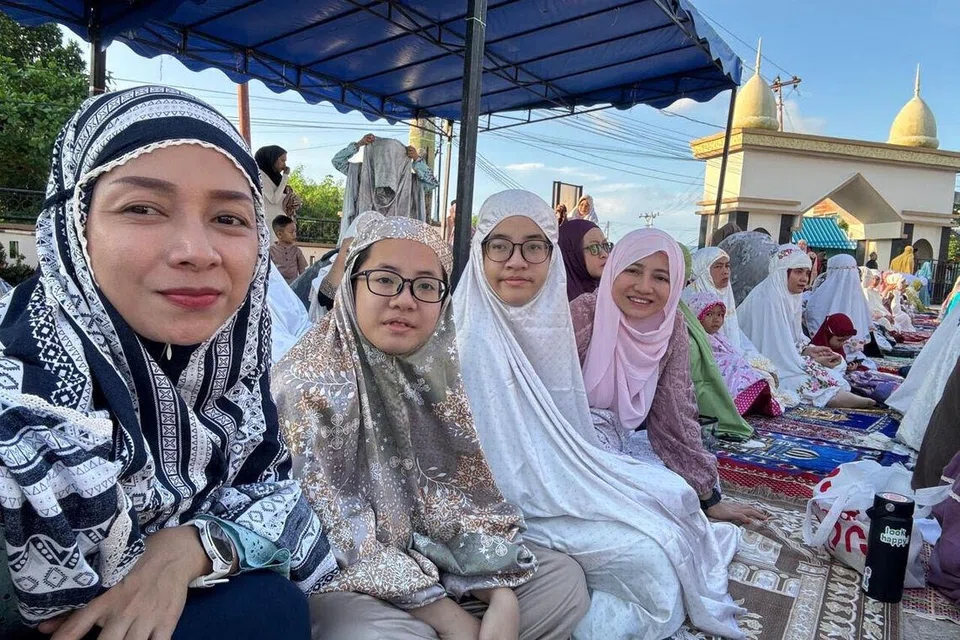 Cik Juniati (kanan) bersama dua anaknya, Alysha Shahrul dan Amelya Shahrul, dan adiknya Cik Yuliana Idris (kiri).