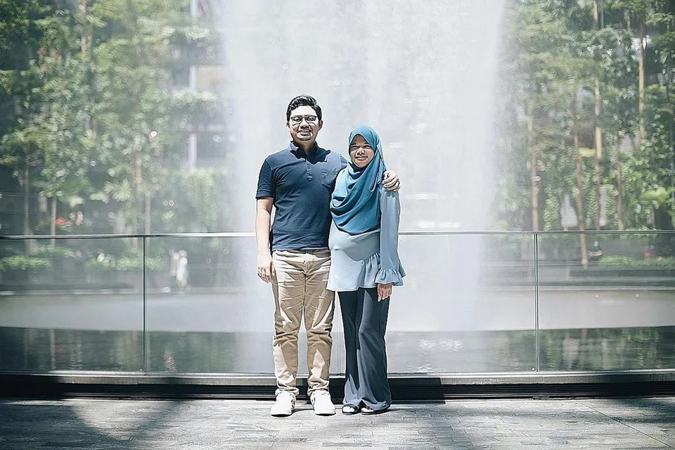 RASA SELAMAT DI JEWEL: Encik Muhammad Haikal Mohd Sallehen bersama isterinya Cik Nurulaini Ali di Jewel semalam semasa hari cuti mereka. - Foto BH oleh HARITH MUSTAFFA