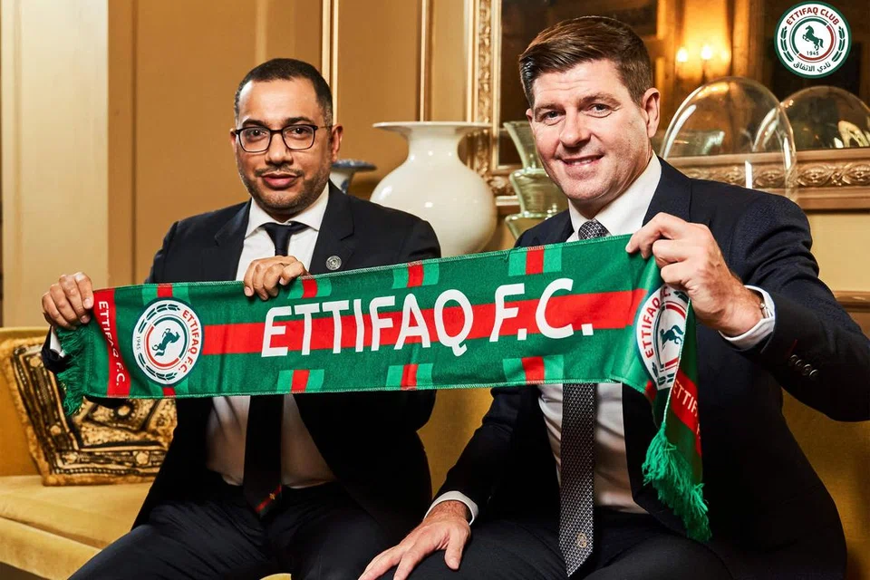 SAH KHIDMAT DI SAUDI: Steven Gerrard (kanan) bersama Presiden kelab bola sepak Al-Ettifaq, Khaled al-Debel, selepas menandatangani kontrak untuk menguruskan kelab Liga Pro Arab Saudi itu.