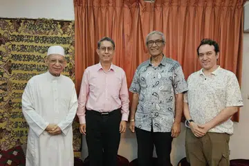 Menteri Negara (Ehwal Dalam Negeri merangkap Pembangunan Negara), Profesor Madya Dr Muhammad Faishal Ibrahim (dua dari kiri) bersama (dari kiri) imam Masjid Ba’alwie, Habib Hassan Al-Attas; mantan Menteri Negara Kanan (Ehwal Luar) yang juga mantan Editor Berita Harian/Minggu (BH/BM), Encik Zainul Abidin Rasheed; dan anak Habib Hassan, Syed Ahmed Al-Attas, di Masjid Ba’alwie baru-baru ini. 