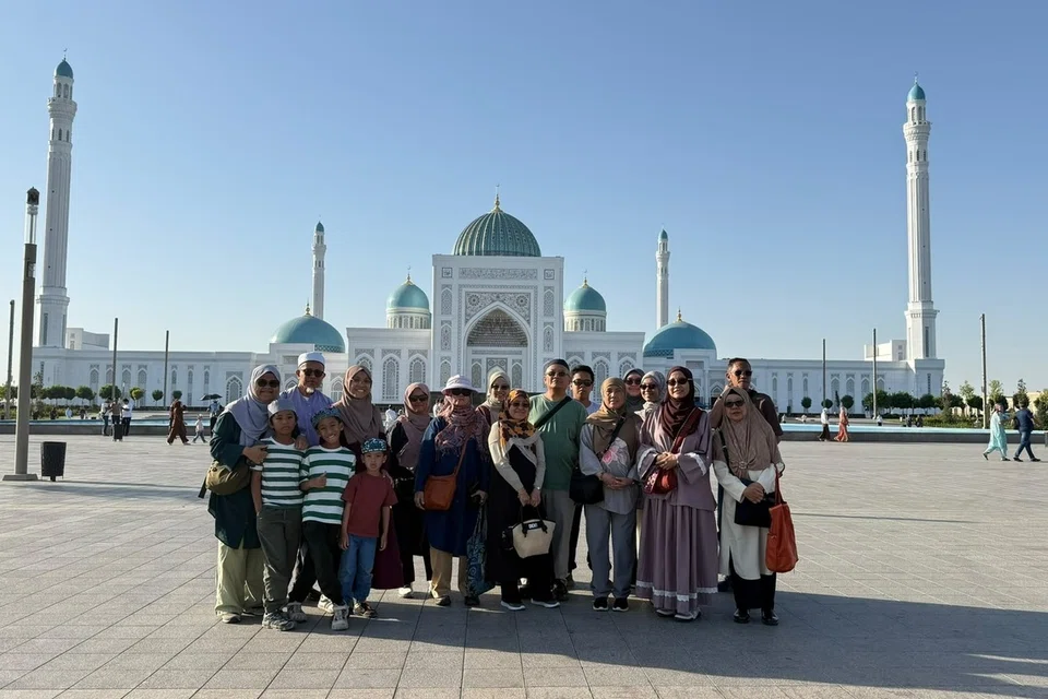 Peserta bergambar kenangan di hadapan Kompleks Imam Bukhari dalam ‘Kembara Warisan Islam’ bersama Noor Mohamad Services & Travel pada 2025. 