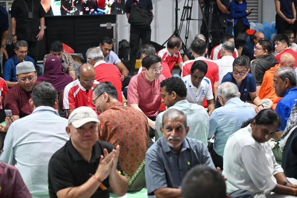 Encik Lawrence Wong berbuka puasa dengan anggota masyarakat daripada pelbagai bangsa dan agama di Sree Narayana Mission di Yishun pada 2 Mac.