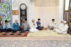 BACAAN TAHLIL: Hadirin di majlis tahlil 100 hari untuk mantan menteri kabinet Allahyarham Othman Wok termasuk (dari kanan) Habib Syed Hassan, Syed Isa, Dr Yaacob, Encik Amrin, Encik Munir Shah (menantu Allahyarham Othman), Encik Sidek, Encik Wan Hussin dan Encik Zainul Abidin. - Foto M.O. SALLEH