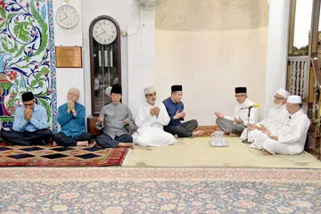 BACAAN TAHLIL: Hadirin di majlis tahlil 100 hari untuk mantan menteri kabinet Allahyarham Othman Wok termasuk (dari kanan) Habib Syed Hassan, Syed Isa, Dr Yaacob, Encik Amrin, Encik Munir Shah (menantu Allahyarham Othman), Encik Sidek, Encik Wan Hussin dan Encik Zainul Abidin. - Foto M.O. SALLEH