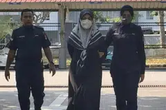 Pengasuh kepada ‘Baby Syifaa’, Khairunnisa Ahmad Damanhuri, 41 tahun (tengah), dijatuhi hukuman penjara setahun di Mahkamah Sesyen Seremban, Negeri Sembilan, atas pertuduhan melakukan pengabaian sehingga menyebabkan kematian bayi itu, pada 2022.