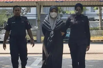 Pengasuh kepada ‘Baby Syifaa’, Khairunnisa Ahmad Damanhuri, 41 tahun (tengah), dijatuhi hukuman penjara setahun di Mahkamah Sesyen Seremban, Negeri Sembilan, atas pertuduhan melakukan pengabaian sehingga menyebabkan kematian bayi itu, pada 2022.