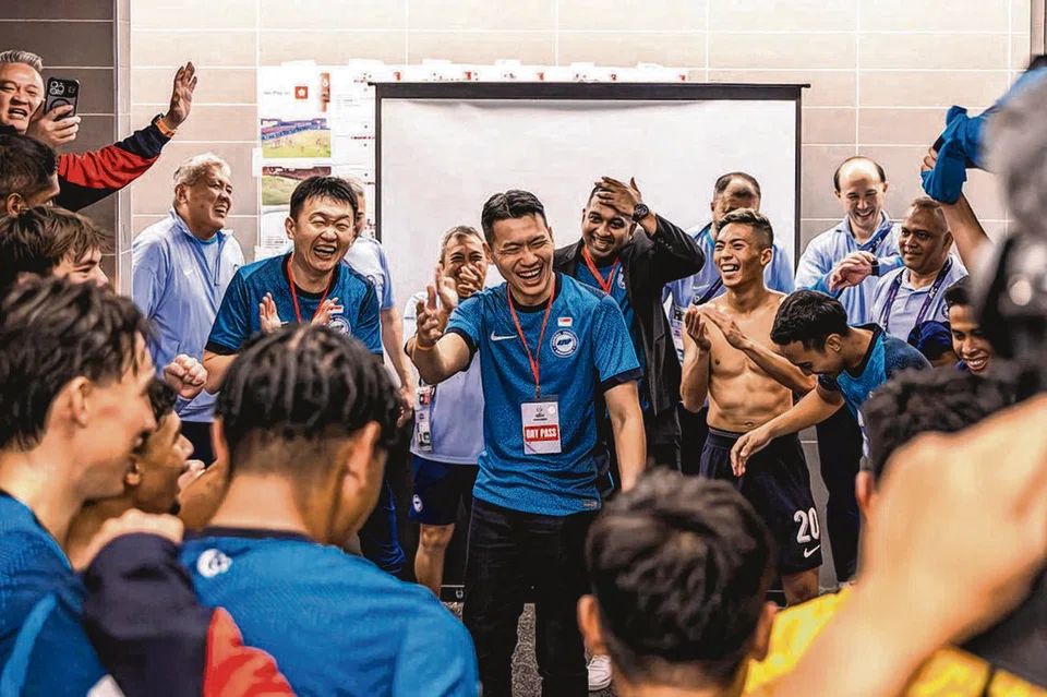 Pemangku Menteri Kebudayaan, Masyarakat dan Belia merangkap Menteri Negara Kanan (Pendidikan), Encik David Neo (tengah), turut berada di Hong Kong untuk memberikan sokongan kepada pemain.