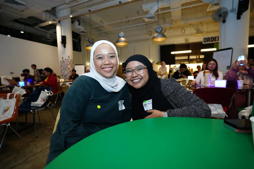 Antara peserta sesi kedua Siri Jauhari, penasihat kewangan Nana Syafiqa Robani (kiri) dan pengurus pembangunan perniagaan serantau Suharti Suhaimi.