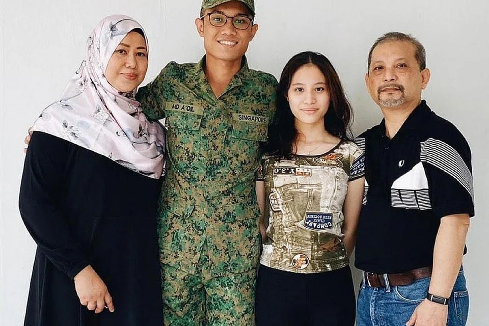 KEBANGGAAN KELUARGA: Tanpa sokongan ibunya Cik Sharifah Anuar, bapa Encik Mohd Khalid Bohari dan dan adiknya, Cik Nur-El Batrisyia, Encik A'qil (atas, bersama keluarga) berkata pencapaiannya di OCS tidak mungkin dapat dicapainya. - Foto MINDEF