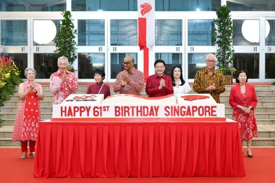Majlis Sambutan Hari Kebangsaan 2026 di Istana dihadiri Menteri Kanan, Encik Lee Hsien Loong (dua dari kiri), bersama isteri, Cik Ho Ching; Puan Ittogi (tiga dari kiri); Presiden Tharman (empat dari kiri);  Perdana Menteri, Encik Lawrence Wong (lima dari kiri) bersama isteri, Cik Loo Tze Lui; dan Menteri Kanan Emeritus, Encik Goh Chok Tong (tujuh dari kiri) bersama isteri, Cik Tan Choo Leng  pada 10 Ogos.