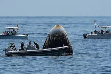 SELAMAT MENDARAT: Foto yang diberi pihak Nasa menunjukkan pasukan pemulihan mendekati kapsul angkasa SpaceX Crew Dragon Endeavour, yang dikendalikan angkasawan Encik Robert Behnken dan Encik Douglas Hurley, sejurus ia mendarat di perairan dekat Pensacola, Florida. - Foto EPA-EFE