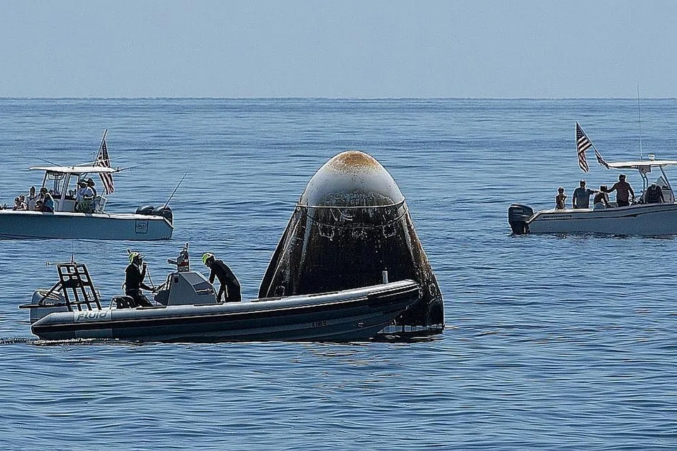 SELAMAT MENDARAT: Foto yang diberi pihak Nasa menunjukkan pasukan pemulihan mendekati kapsul angkasa SpaceX Crew Dragon Endeavour, yang dikendalikan angkasawan Encik Robert Behnken dan Encik Douglas Hurley, sejurus ia mendarat di perairan dekat Pensacola, Florida. - Foto EPA-EFE