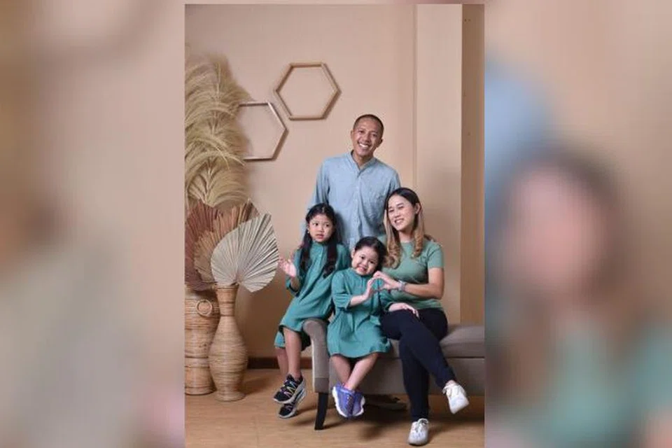 POTRET KELUARGA: Keluarga Almahyra Siti Ardana, 5 tahun (tengah, depan) terdiri daripada ayahnya, Encik Bagus Wirayuda, 38 tahun (tengah, belakang); ibunya Cik Siti Andaraiani, 33 tahun (paling kanan) dan kakaknya Aghnia Siti Kiandra, 6 tahun (paling kiri).