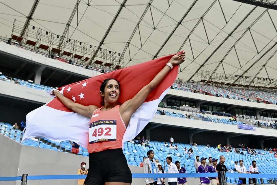 Pelari pecut Singapura, Shanti Pereira, meraih pingat emas ketiganya dalam acara 200m wanita di Sukan SEA Phnom Penh, Kemboja, pada 8 Mei 2023.