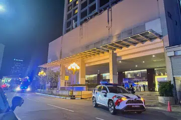 Sekitar 100 orang dilihat berkumpul berdekatan Queen Street menyusuli kebakaran itu.