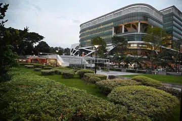 MUDAHKAN PEJALAN KAKI: Kawasan Orchard Road, antara Buyong Road dan Handy Road, akan dijadikan tempat pejalan kaki. - Foto BH oleh DESMOND WEE