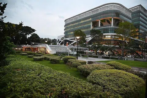 MUDAHKAN PEJALAN KAKI: Kawasan Orchard Road, antara Buyong Road dan Handy Road, akan dijadikan tempat pejalan kaki. - Foto BH oleh DESMOND WEE