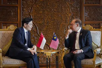 Perdana Menteri Lawrence Wong (kiri) mengadakan perbincangan dengan Perdana Menteri Malaysia, Datuk Seri Anwar Ibrahim, di pejabat Datuk Anwar di Kompleks Perdana Putra pada 7 Januari.