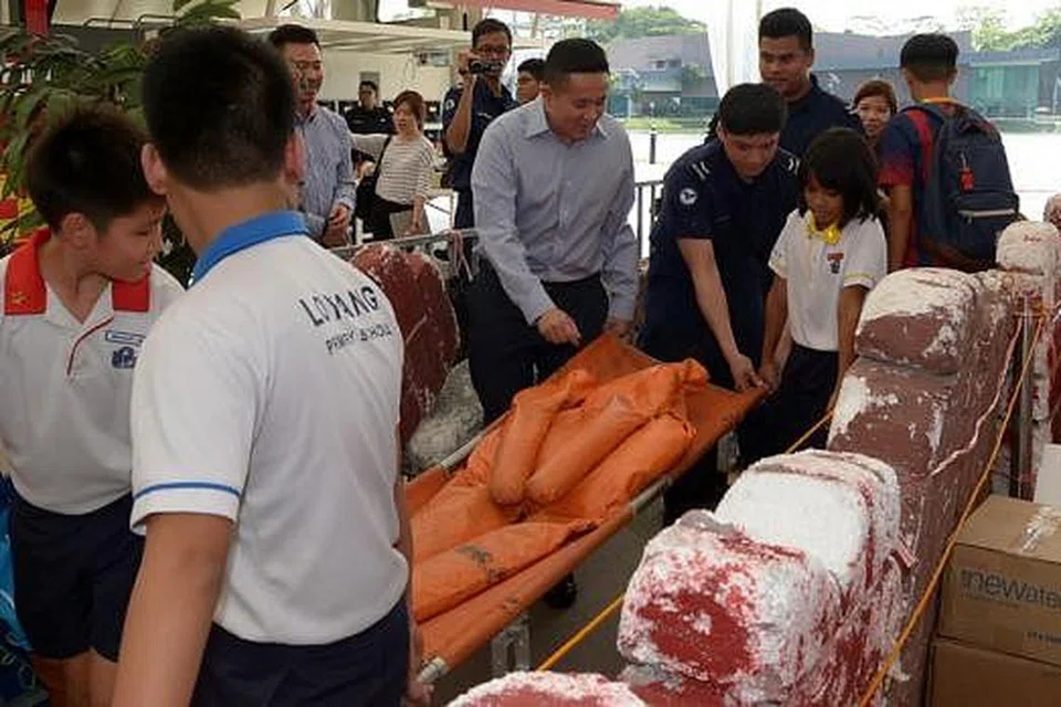 MULA DARI KECIL: Encik Amrin (tengah, berbaju biru muda) mengalu-alukan Cabaran CD Lionhearter Junior 2016 yang melengkapkan kemahiran kecemasan selain menyediakan mereka untuk menangani kecemasan. - Foto TUKIMAN WARJI
