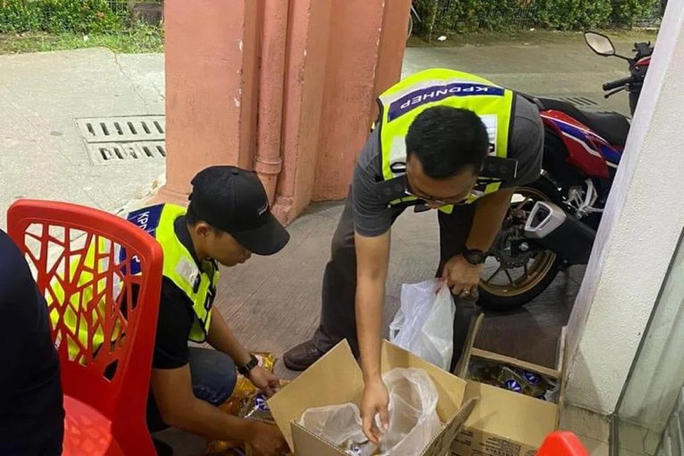 SATU KESALAHAN: Anggota penguatkuasa Kementerian Perdagangan Dalam Negeri dan Kos Sara Hidup (KPDN) Kuala Lumpur memeriksa antara minyak masak bersubsidi yang digunakan sebuah restoran makanan Pakistan di Kuala Lumpur.