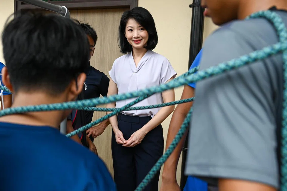 Menteri Negara (Pembangunan Sosial dan Keluarga), Cik Sun Xueling (tengah), semasa lawatannya ke Boys’ Town di Upper Bukit Timah pada 3 September. Semasa bercakap kepada media, beliau menegaskan kepentingan untuk memahami latar belakang seorang kanak-kanak dan apa yang telah dialaminya.
