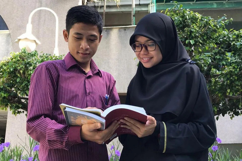 DIRIKAN RUMAH TANGGA: Encik Achmad dan isterinya Cik Az-Humairah bernikah tahun lalu. - Foto ihsan AZ-HUMAIRAH BASRI