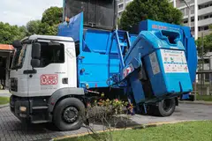 DIISI DARI TEPI: Lori yang boleh diisi dari tepi ini membolehkan lebih banyak sampah dikutip pada satu masa dan menjimatkan tenaga manusia. Hanya seorang pekerja diperlukan untuk mengendalikannya. - Foto NEA