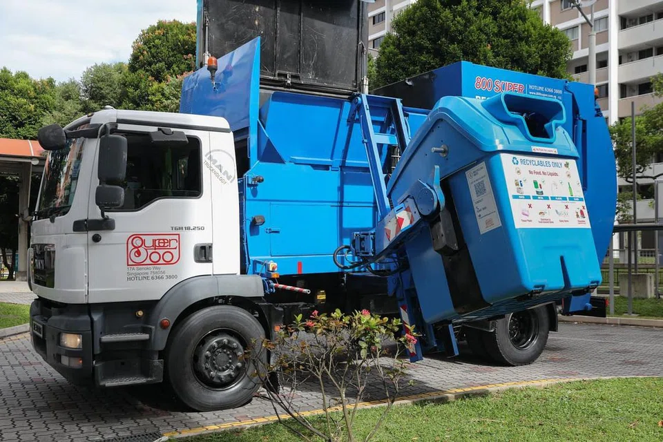 DIISI DARI TEPI: Lori yang boleh diisi dari tepi ini membolehkan lebih banyak sampah dikutip pada satu masa dan menjimatkan tenaga manusia. Hanya seorang pekerja diperlukan untuk mengendalikannya. - Foto NEA