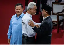 BERSALAMAN: Calon Presiden, Encik Anies Baswedan (kanan), Encik Ganjar Pranowo (tengah) dan Encik Prabowo Subianto, saling bersalaman selepas debat pilihan raya presiden pertama di ibu pejabat Suruhanjaya Pilihan Raya Umum (KPU) di Jakarta pada 12 Disember.