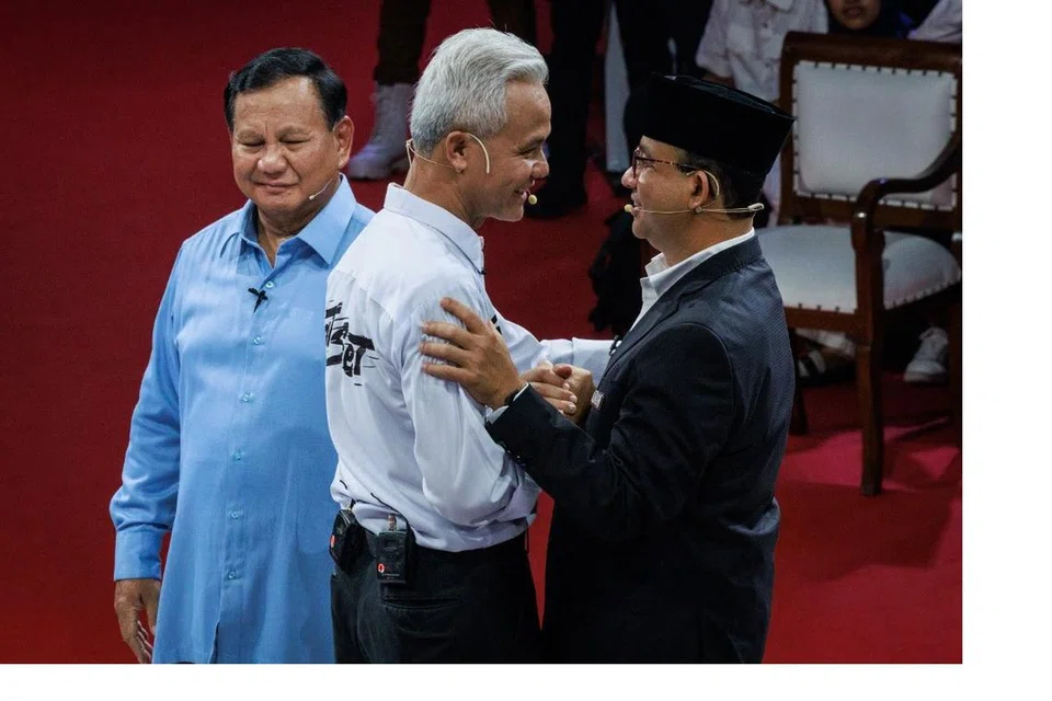 BERSALAMAN: Calon Presiden, Encik Anies Baswedan (kanan), Encik Ganjar Pranowo (tengah) dan Encik Prabowo Subianto, saling bersalaman selepas debat pilihan raya presiden pertama di ibu pejabat Suruhanjaya Pilihan Raya Umum (KPU) di Jakarta pada 12 Disember.