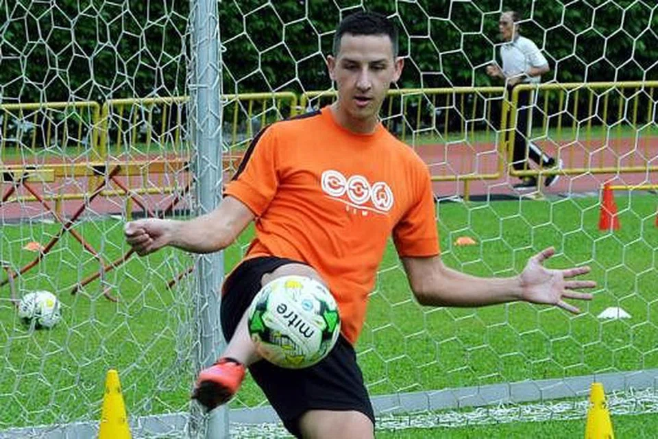 SELESA DI SINGAPURA: Plazibat yang telah menjaringkan dua gol dalam perlawanan percubaannya dengan Hougang United ghairah memulakan kerjayanya dengan pasukan itu. - Foto KHALID BABA