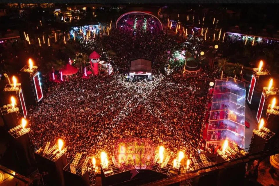 Empat kematian ketika konsert PinkFish sempena sambutan ambang tahun baru 2025 pada malam 31 Disember 2024 telah menyebabkan beberapa konsert yang dijadual di Selangor terpaksa ditangguh sehingga kes siasatan melibatkan acara di Bandar Sunway, Subang Jaya, Selangor itu selesai dijalankan.