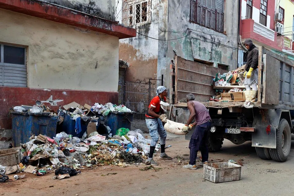 Penduduk mengutip sampah di sebatang jalan raya di Havana pada 5 Mac, ketika sekatan tenaga Amerika Syarikat ke atas Cuba diteruskan sejak Januari.