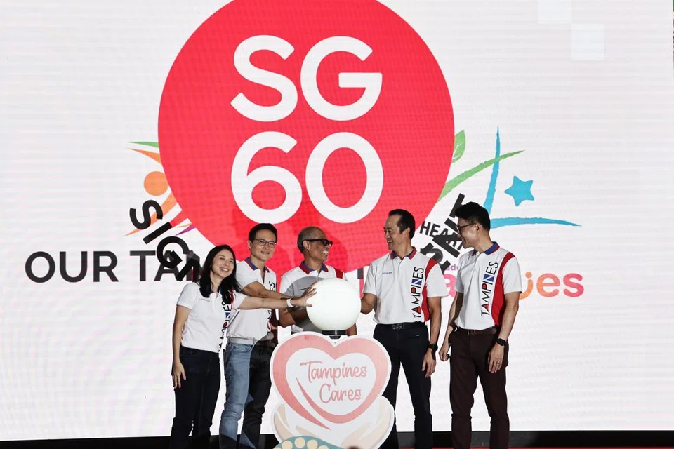 Menteri Pembangunan Sosial dan Keluarga, Encik Masagos Zulkifli Masagos Mohamad (tengah) dan Anggota Parlimen (AP) GRC Tampines, (dari kiri) penasihat kedua badan akar umbi GRC Tampines, Dr Charlene Chen yang juga wajah baru Parti Tindakan Rakyat (PAP) di Tampines; Mayor Majlis Pembangunan Masyarakat (CDC) North East, Encik Desmond Choo; Menteri Negara Kanan (Tenaga Manusia merangkap Kemampanan dan Sekitaran) Dr Koh Poh Koon dan Setiausaha Parlimen Kanan (Kemampanan dan Sekitaran merangkap Pengangkutan), Encik Baey Yam Keng semasa melancarkan inisiatif SG60 Care untuk penduduk Tampines pada 15 Mac.