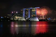 Keindahan bunga api berlatarbelakangkan pembangunan bandar Singapura