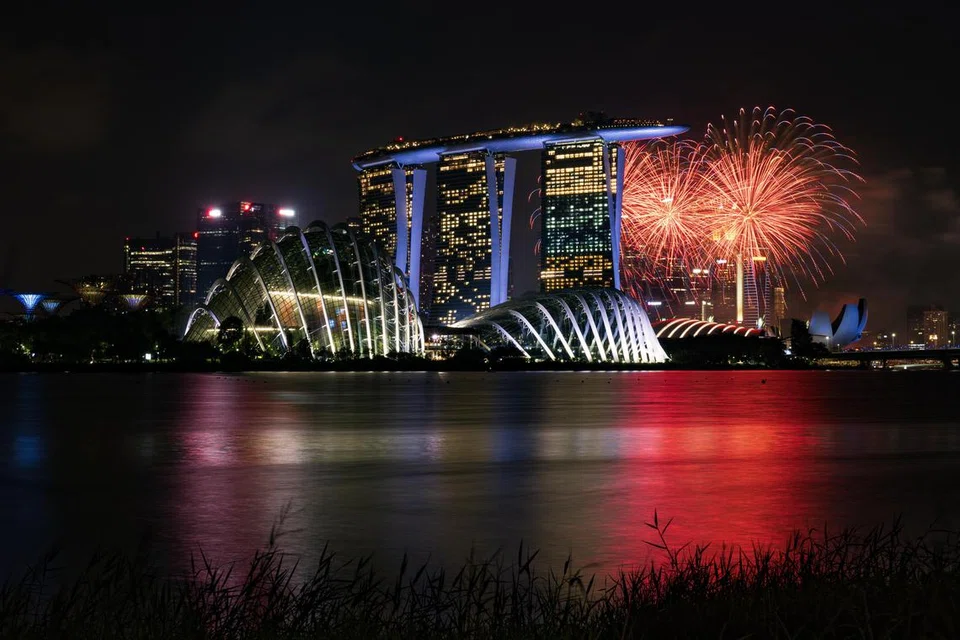 Keindahan bunga api berlatarbelakangkan pembangunan bandar Singapura