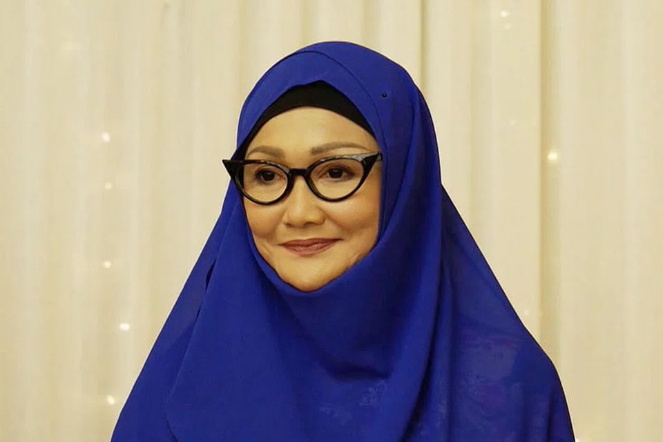 BOLEH MAINKAN SEBARANG WATAK: Watak seorang warga senja dalam drama Sri Bella bukan sesuatu yang kekal buat Era Farida (dua dari kiri dan gambar utama) yang tidak cerewet dengan apa jua peranan yang diberi kepadanya. Dalam Sri Bella, Era berlakon dengan beberapa pelakon mapan. Antara mereka ialah (atas) Wahyu Rahman, Endang Rahayu Ruslan dan Maiya Rahman . - Foto ihsan ERA FARIDA dan MEDIACORP SURIA