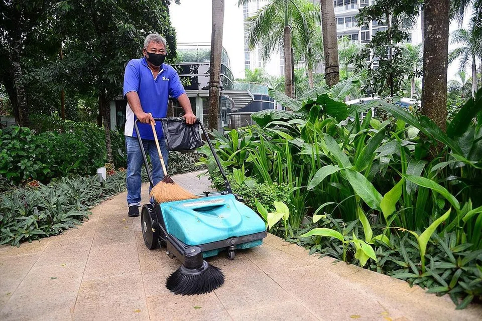 TERUS BEKERJA: Walaupun menglami masalah kesihatan, Encik Adnan Jais masih ingin menjalankan tugasnya sebagai pekerja pembersihan dengan sempurna. - Foto BM oleh FAKHRURADZI ISMAIL