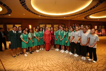 ULANG TAHUN KE-65 TKGS: Presiden Halimah Yacob disambut pelajar TKGS dan pengetuanya, Cik Mary Seah, di majlis jamuan malam sempena ulang tahun ke-65 sekolah itu di Hotel Fullerton.