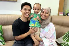 MASIH MENANTI RUMAH SENDIRI: Cik Nurul Nina Natasha Sabari dan suami, Encik Muhammad Taufiq Mohamed Rathi bersama anak mereka, Mika Sufyan Muhammad Taufiq masih menetap di rumah ibu Cik Nina di bahagian Barat Singapura sementara menunggu BTO mereka di Tampines GreenCourt siap dibina. - Foto ihsan NURUL NINA NATASHA SABARI