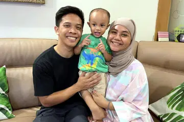 MASIH MENANTI RUMAH SENDIRI: Cik Nurul Nina Natasha Sabari dan suami, Encik Muhammad Taufiq Mohamed Rathi bersama anak mereka, Mika Sufyan Muhammad Taufiq masih menetap di rumah ibu Cik Nina di bahagian Barat Singapura sementara menunggu BTO mereka di Tampines GreenCourt siap dibina. - Foto ihsan NURUL NINA NATASHA SABARI