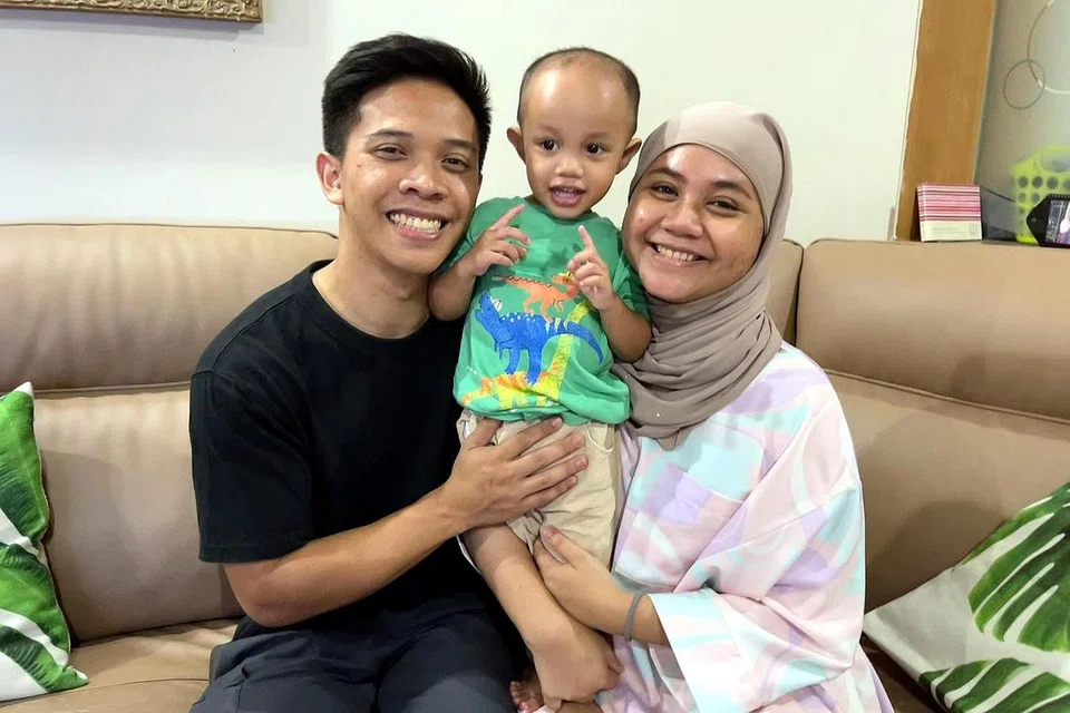 MASIH MENANTI RUMAH SENDIRI: Cik Nurul Nina Natasha Sabari dan suami, Encik Muhammad Taufiq Mohamed Rathi bersama anak mereka, Mika Sufyan Muhammad Taufiq masih menetap di rumah ibu Cik Nina di bahagian Barat Singapura sementara menunggu BTO mereka di Tampines GreenCourt siap dibina. - Foto ihsan NURUL NINA NATASHA SABARI