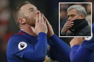 PECAH REKOD: Wayne Rooney memecah rekod sebagai penjaring gol terbanyak dalam sejarah Manchester United, hujung minggu lalu. Masa depannya menjadi bahan andaian dengan ada kelab China dikatakan berminat mendapatkan khidmatnya. Sementara itu, Jose Mourinho (gambar sisipan) berkata beliau tidak berniat melarang kapten United itu jika pemain itu ingin berpindah ke China. - Foto-foto REUTERS