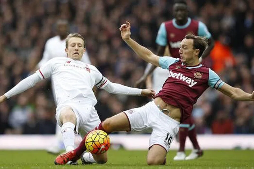 KURANG BERSINAR: Seperti rakan sepasukan yang lain, Lucas Leiva (kiri) kurang menyerlah dan telah menjadi bahan kritikan penyokong sendiri. - Foto REUTERS