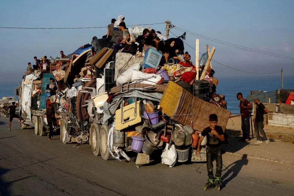 Penduduk Palestin yang hilang tempat tinggal, melarikan diri dari utara Gaza susulan operasi ketenteraan Israel, membawa barangan mereka ke selatan selepas tentera Israel mengarahkan penduduk Gaza berpindah, di tengah Bandar  Gaza. 